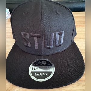 New Era Men’s STUD adjustable black hat